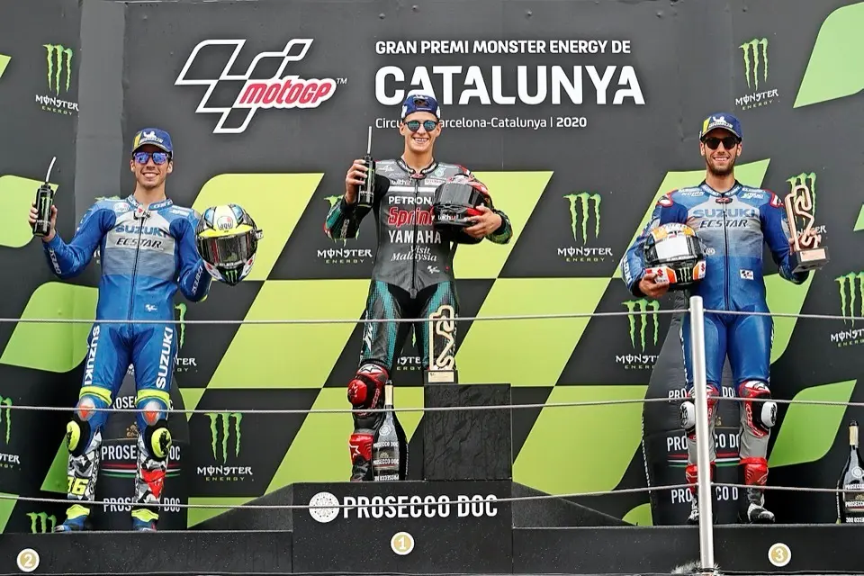 El piloto franc&eacute;s de Petronas Yamaha, Fabio Quartararo, acompa&ntilde;ado de los espa&ntilde;oles de Suzuki, Joan Mir (i) y Alex Rins (d), en el podio. / Alejandro Garc&iacute;a