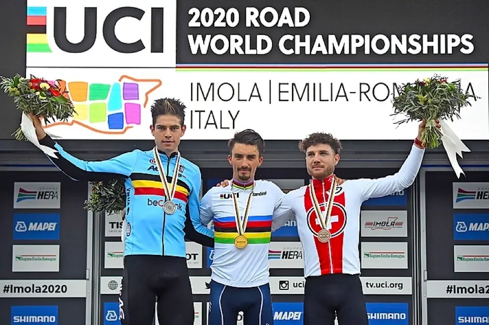 Wout van Aert, Julian Alaphilippe y Marc Hirschi en el podio de Imola. / efe