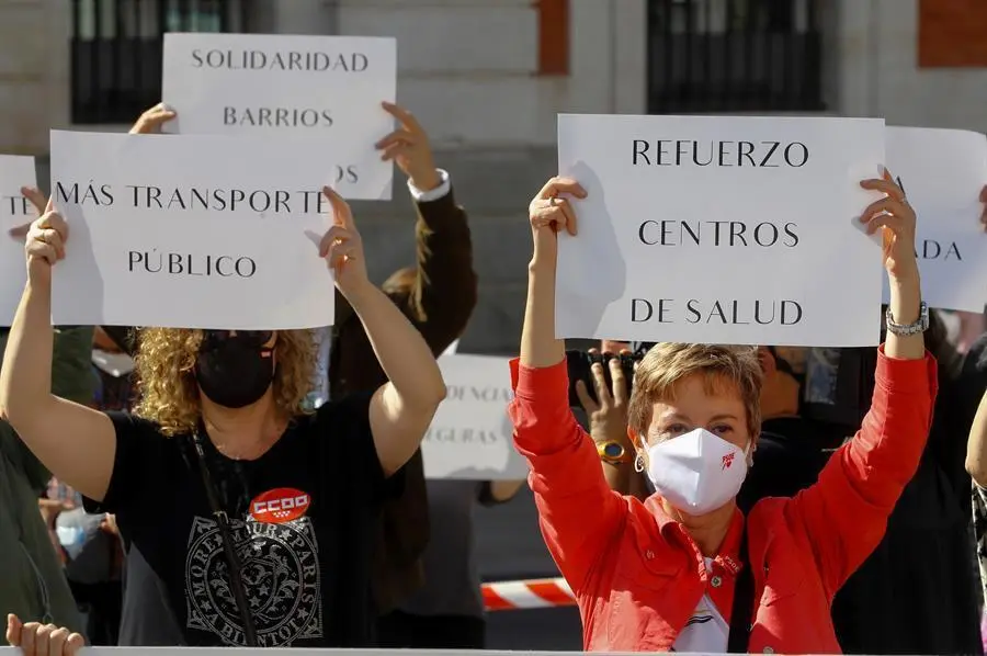 Momento de la concentraci&oacute;n convocada por sindicatos, asociaciones y partidos de izquierda en la puerta de El Sol, entre otros puntos de Madrid, como protesta contra las restricciones a la movilidad que pondr&aacute; en marcha el Gobierno regional en 45 zonas sanitarias. EFE/Ballesteros