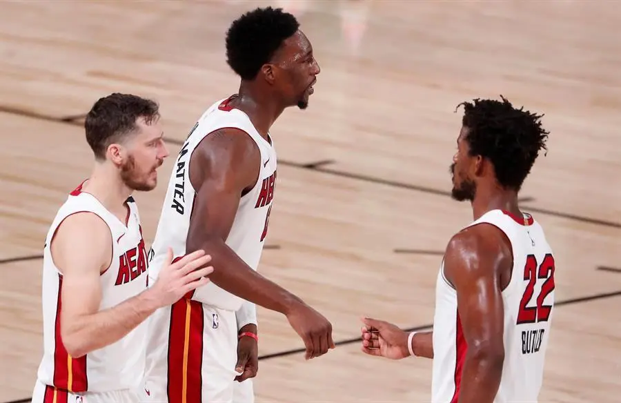 El escolta de Miami Heat Goran Dragic (L) de Eslovenia, el alero de Miami Heat Bam Adebayo (C) y el alero de Miami Heat Jimmy Butler (R) celebran al final del segundo juego de playoffs de las finales de la Conferencia Este de la NBA.  EFE / EPA / ERIK S. LESSER SHUTTERSTOCK OUT