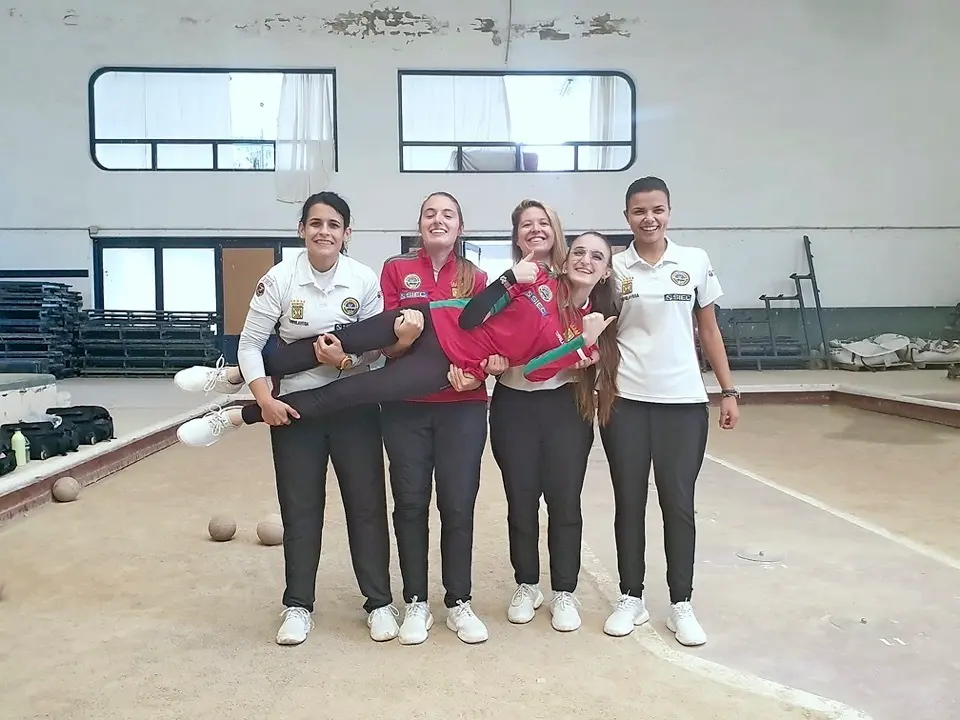 Miriam Velarde, Iris Cagigas, Laura Abascal y Andrea G&oacute;mez cogen en brazos a la &lsquo;benjamina&rsquo; &Aacute;gueda Cagigas. / Dar&iacute;o B.