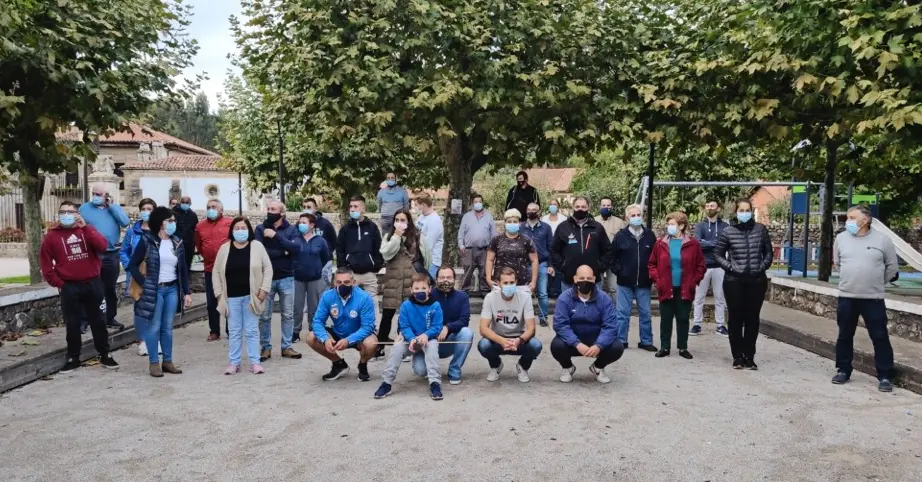 Jugadores, familiares, directivos y aficionados de la Pe&ntilde;a Casar de Periedo celebran el ascenso sobre la bolera Ramiro Gonz&aacute;lez. / R. S.