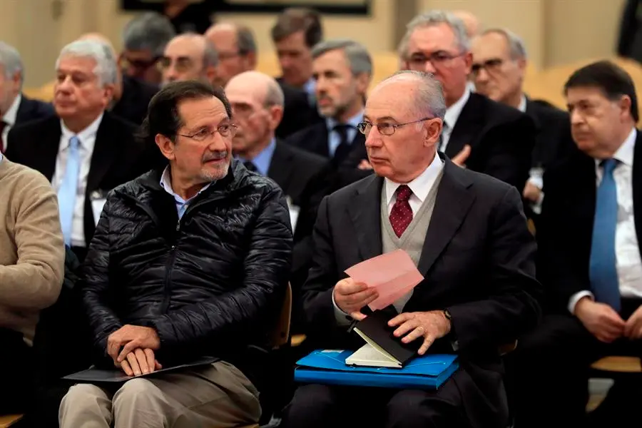 Fotograf&iacute;a de archivo (26/11/2018) del expresidente de Bankia Rodrigo Rato (d) junto al exconsejero de Caja Madrid Jos&eacute; Antonio Moral Sant&iacute;n (i), durante la primera sesi&oacute;n del juicio por la salida a Bolsa de la entidad en 2011 en la Audiencia Nacional de San Fernando de Henares. La Sala de lo Penal de la Audiencia Nacional ha acordado absolver a los 34 acusados en el juicio por la salida a Bolsa de Bankia, entre ellos el expresidente de la entidad y ex director gerente del Fondo Monetario Internacional (FMI), Rodrigo Rato, por delitos de estafa a los inversores y falsedad contable. EFE/Fernando Alvarado