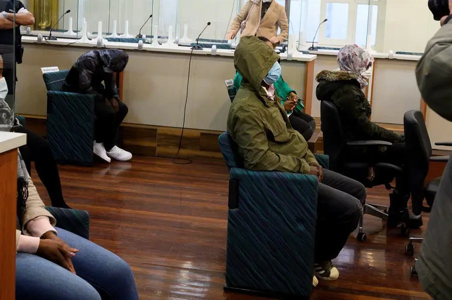 Los acusados comparecen ante el tribunal durante la primera sesi&oacute;n del juicio contra los siete sospechosos de formar parte de una red de trata que tra&iacute;a mujeres de Nigeria en patera para obligarlas a prostituirse en Espa&ntilde;a, este lunes en la Audiencia de Cantabria en Santander. EFE/Pedro Puente Hoyos