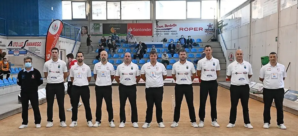 El colegiado Jos&eacute; A. Garc&iacute;a, junto a Jos&eacute; Manuel Gonz&aacute;lez, Gabriel Cagigas, Rub&eacute;n Rodr&iacute;guez, Sen&eacute;n Castillo, David Gandarillas, Rub&eacute;n Haya, V&iacute;ctor Gonz&aacute;lez, Jes&uacute;s Salm&oacute;n y Jaime Garc&iacute;a, jugadores de las Pe&ntilde;as Pe&ntilde;acastillo Anievas Mayba y El Pendo Bah&iacute;a Real, ayer en la bolera de Cueto antes de comenzar la primera semifinal de la Copa Apebol. / Hardy