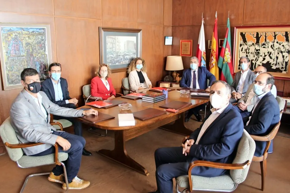 Asistentes al encuentro celebrado ayer. / ALERTA