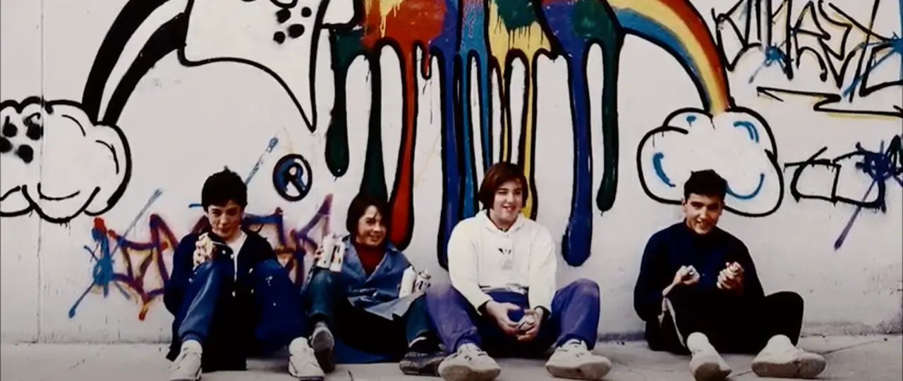 Fotograma del documental titulado "Mixtape: Caminando entre aulas".
