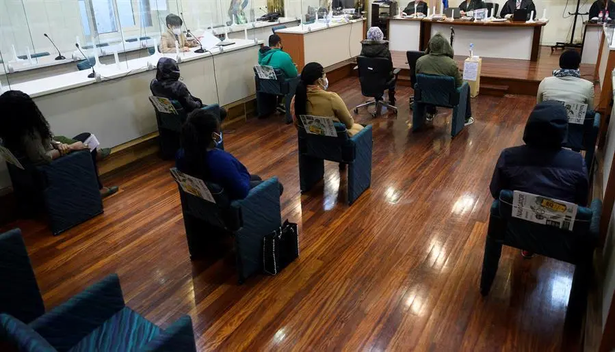 Los acusados comparecen ante el tribunal durante la primera sesi&oacute;n del juicio contra los siete sospechosos de formar parte de una red de trata que tra&iacute;a mujeres de Nigeria en patera para obligarlas a prostituirse en Espa&ntilde;a, este lunes en la Audiencia de Cantabria en Santander. EFE/Pedro Puente Hoyos