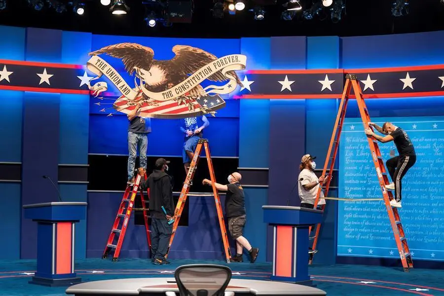 Los trabajadores dieron los toques finales al escenario de debate que albergar&aacute; el primero de los tres debates presidenciales entre el presidente de los Estados Unidos, Donald J. Trump, y el exvicepresidente Joe Biden, en el Samson Pavilion de la Case Western Reserve University en Cleveland, Ohio, EE. UU.EFE / EPA / JIM LO SCALZO