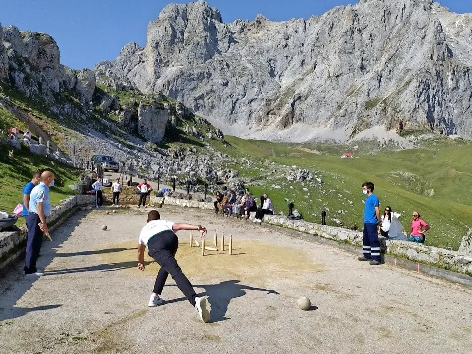 Participante ante los impresionantes Picos de Europa. / Elsa Su&aacute;rez