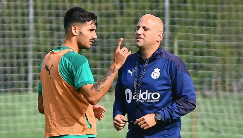 Javi Rozada hablando ayer con Pablo Andrade. / Hardy