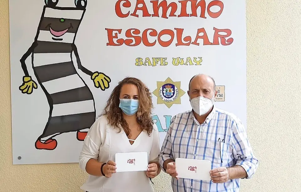 Arriba porta mascarillas que se repartir&aacute;n entre el alumnado de infantil y primaria de Suances.