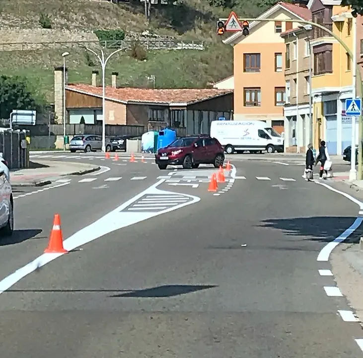 Imagen de las actuaciones ya realizadas en la se&ntilde;alizaci&oacute;n horizontal de las v&iacute;as rodadas. / ALERTA