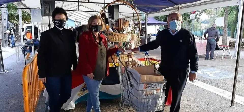 Flori Sampedro junto a Jos&eacute; Antonio Morante en la entrega de premios. / ALERTA