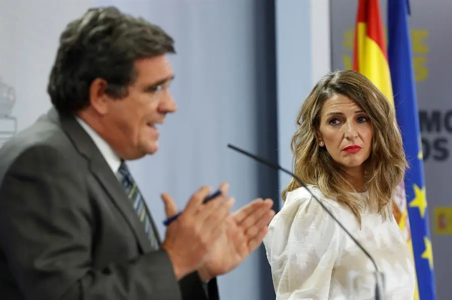 La ministra de Trabajo, Yolanda D&iacute;az, durante la intervenci&oacute;n del ministro de Inclusi&oacute;n, Migraciones y Seguridad Social, Jos&eacute; Luis Escriv&aacute;, en rueda de prensa. EFE/ J.J. Guill&eacute;n