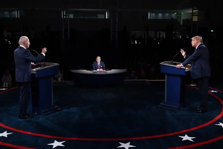 El presidente de los Estados Unidos, Donald Trump (R) y el candidato presidencial dem&oacute;crata Joe Biden (L), participan en el primer debate presidencial de los Estados Unidos de 2020 en la Case Western Reserve University y Cleveland Clinic en Cleveland, Ohio. / EFE / OLIVIER DOULIERY