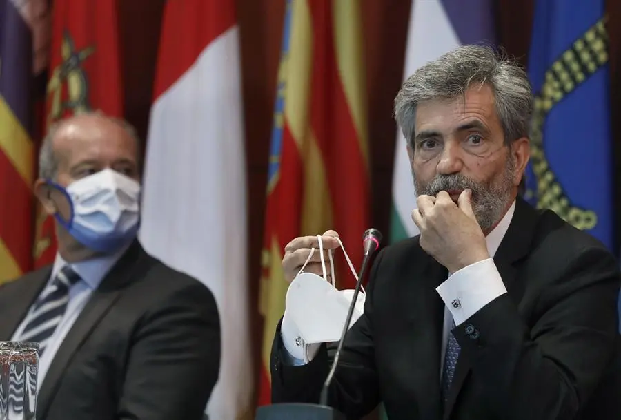 El presidente del Tribunal Supremo y del Consejo General del Poder Judicial (CGPJ), Carlos Lesmes, acompa&ntilde;ado por el ministro de Justicia del Gobierno, Juan Carlos Campo (i), durante el acto de entrega de despachos a la nueva promoci&oacute;n de jueces, celebrado este viernes en la Escuela Judicial en Barcelona y a la que por primera vez no asisti&oacute; el Rey. EFE/Andreu Dalmau/POOL