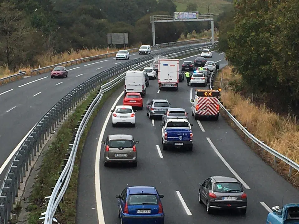 Imagen del veh&iacute;culo ya retirado, en el arc&eacute;n derecho de la autov&iacute;a A-67 direcci&oacute;n Torrelavega. / S.D.