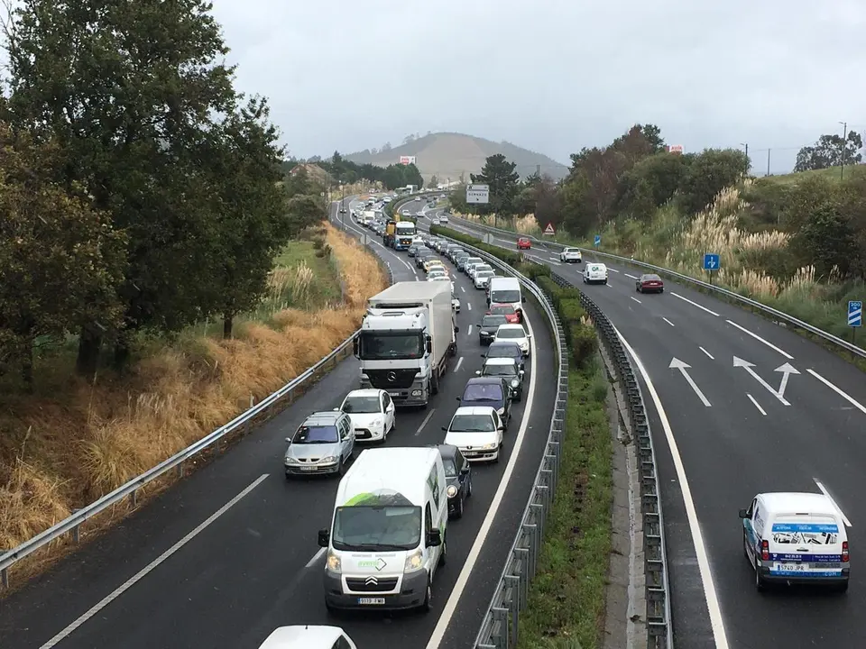 Retenciones en la autov&iacute;a A-67 direcci&oacute;n Torrelavega por el accidente ocurrido hoy sobre las 14:00 horas. / S.D.
