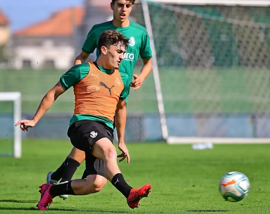 Diego Ceballos firm&oacute; ayer su primer contrato profesional. / Hardy