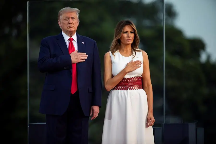 En la imagen, el presidente de Estados Unidos, Donald Trump y la primera dama, Melania Trump. EFE/EPA/SAMUEL CORUM/Archivo