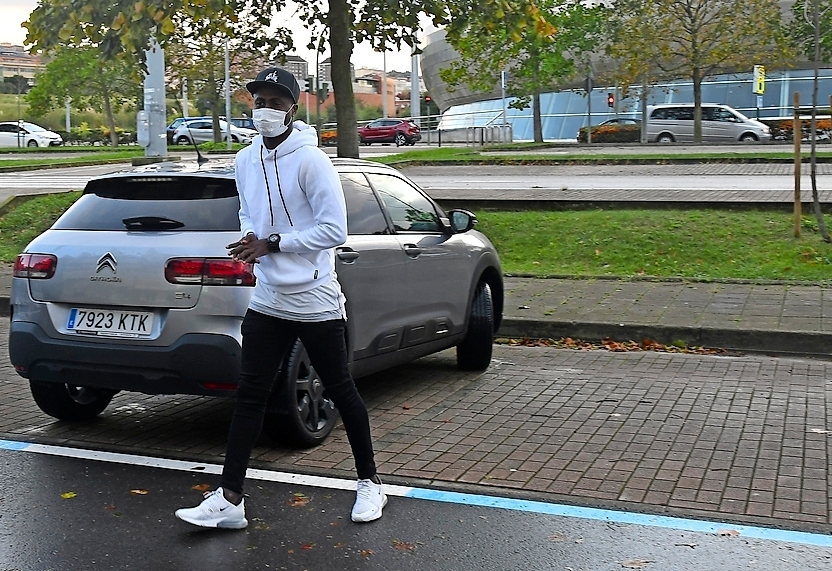 Isaac Nana, que lleg&oacute; ayer a Santander, a punto de entrar a Los Campos de Sport. / Hardy