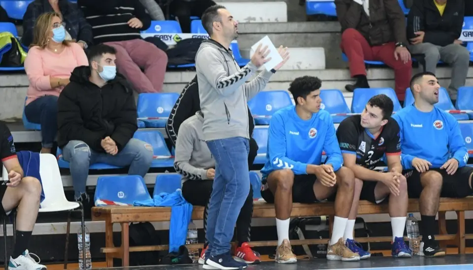 Partido disputado hoy en La Albericia entre el Balonmano Sinfin y el Bar&ccedil;a. / HARDY