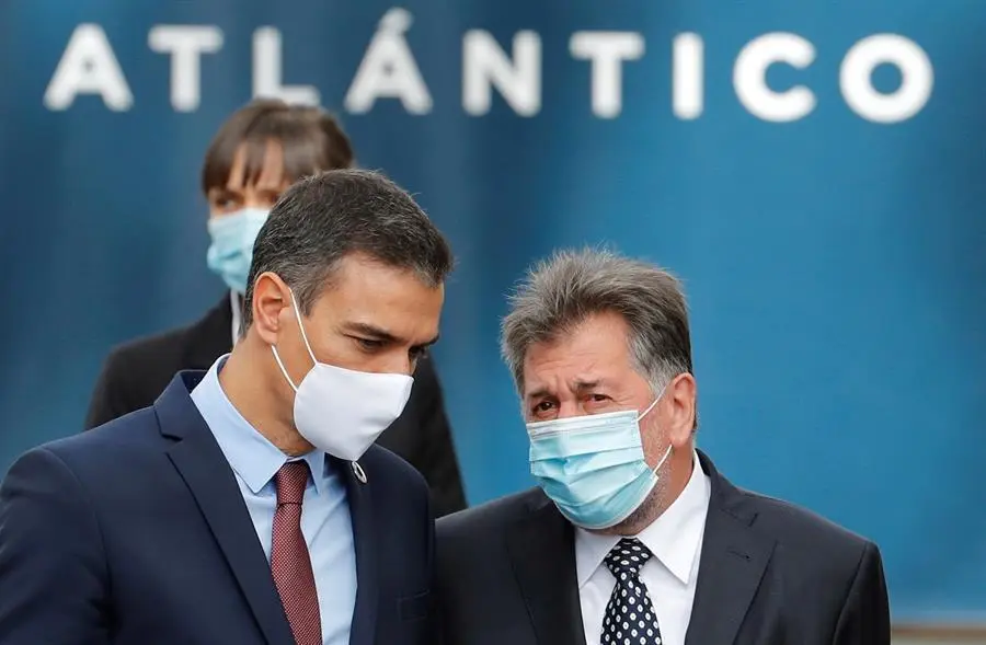El empresario, Amancio L&oacute;pez Seijas (d), promotor del foro La Toja, habla con el presidente del Gobierno Pedro S&aacute;nchez, esta ma&ntilde;ana en la isla de La Toja, en O Grove, Pontevedra. EFE/Lavandeira jr