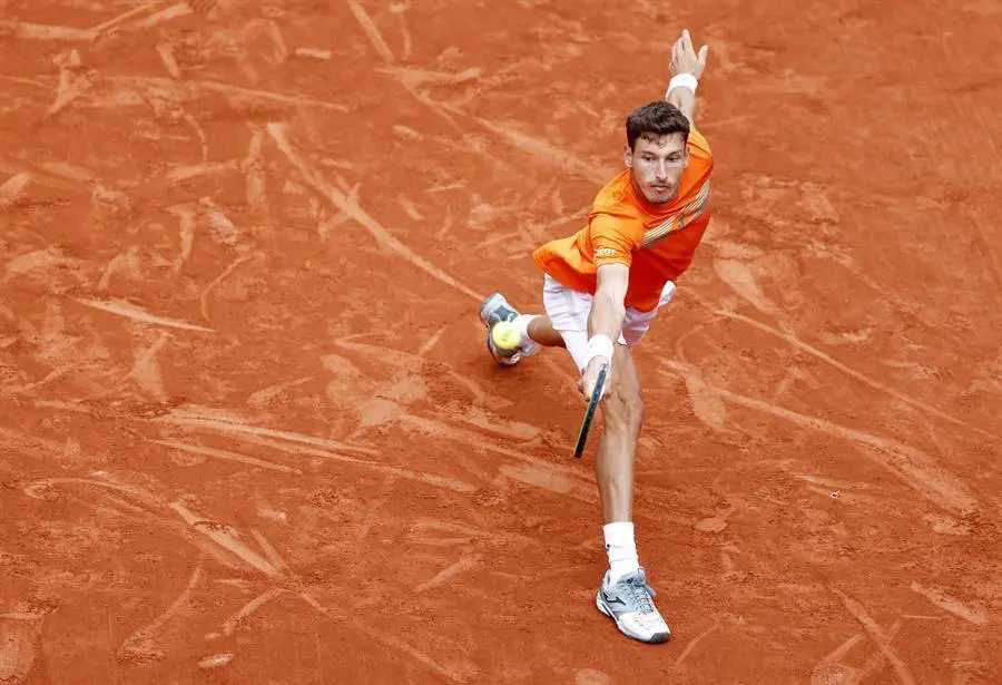Pablo Carre&ntilde;o Busta de Espa&ntilde;a golpea un rev&eacute;s durante su partido de tercera ronda contra Roberto Bautista Agut de Espa&ntilde;a en el torneo de tenis Abierto de Francia en Roland Garros en Par&iacute;s, Francia, 03 de octubre de 2020. (Tenis, Abierto, Abierto, Francia, Espa&ntilde;a) EFE / EPA / IAN LANGSDON