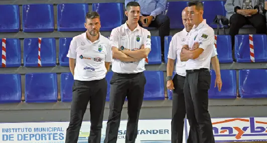 Los jugadores de Pe&ntilde;acastillo durante un encuentro esta temporada. / Hardy
