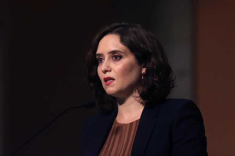 La presidenta de la Comunidad de Madrid, Isabel D&iacute;az Ayuso, se ha mostrado partidaria de que las medidas que se tomen para frenar la pandemia de coronavirus pasen m&aacute;s por detectar a quienes contagian que por confinar a la poblaci&oacute;n. EFE/JuanJo Mart&iacute;n/Archivo