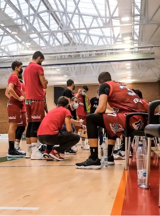 El t&eacute;cnico del Alega Cantabria dando instrucciones. / Hugo G&oacute;mez