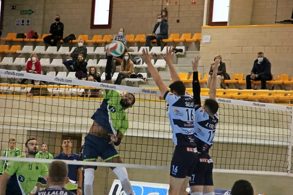 Un jugador del Voley Textil Santanderina remata ante la oposici&oacute;n de la defensa soriana. / Mar&iacute;a morales