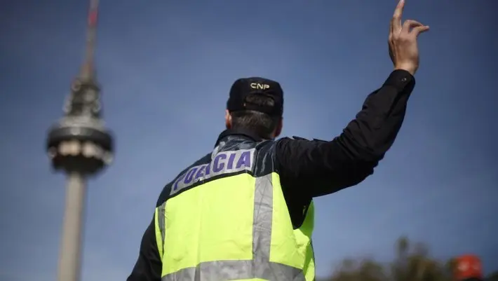 Un agente de la Polic&iacute;a Nacional durante un control policial de movilidad en Madrid. - Eduardo Parra - Europa Press