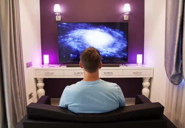hombre-mirando-television-4k_126362-240
