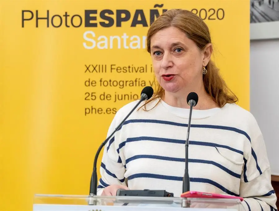 La directora de PhotoESPA&Ntilde;A, Claude Bussac, durante la presentaci&oacute;n este mi&eacute;rcoles en Santande de la edici&oacute;n 2020 de la muestra fotogr&aacute;fica que ofrecer&aacute; a lo largo de octubre una veintena de exposiciones en 14 espacios p&uacute;blicos y privados de la capital c&aacute;ntabra, con obras de 60 artistas para establecer un "di&aacute;logo" entre distintas visiones de la fotograf&iacute;a y de su relaci&oacute;n con otras disciplinas creativas EFE/FOTO/ROM&Aacute;N G. AGUILERA