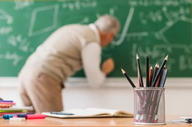 pote-lapiz-escritorio-profesor-matematicas_23-2148201037