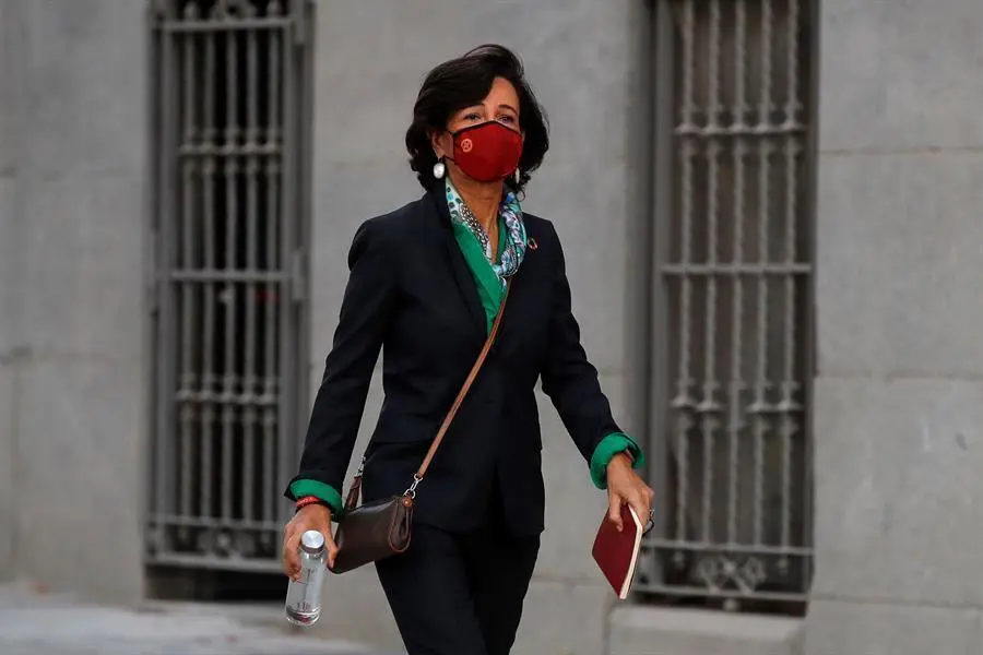 La presidenta del Banco Santander, Ana Bot&iacute;n, llega este jueves a la Audiencia Nacional para testificar en el marco de la causa que investiga a los dos &uacute;ltimos equipos gestores del Banco Popular, incluidos sus expresidentes &Aacute;ngel Ron y Emilio Saracho. EFE/Juan Carlos Hidalgo