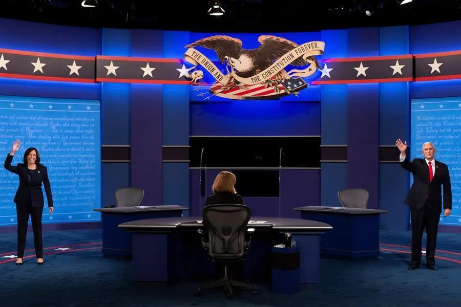US Democratic vice presidential nominee Senator Kamala Harris (L) and US Vice President Mike Pence (R) wave at the conclusion of the vice presidential debate at the University of Utah in Salt Lake City, Utah, USA, 07 October 2020. (Elecciones, Estados Unidos) EFE/EPA/SHAWN THEW