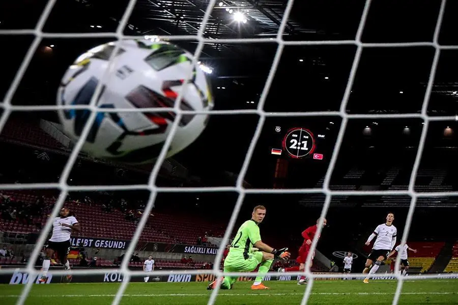 El guardameta alem&aacute;n Bernd Leno (c) observa el gol del 2-2 durante un partido amistoso ante Turqu&iacute;a, hoy en Colonia (Alemania). EFE/FRIEDEMANN VOGEL