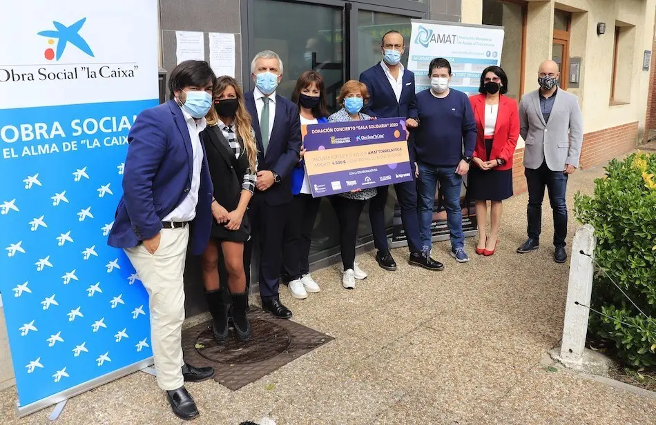 Momento de la entrega del cheque a AMAT.
