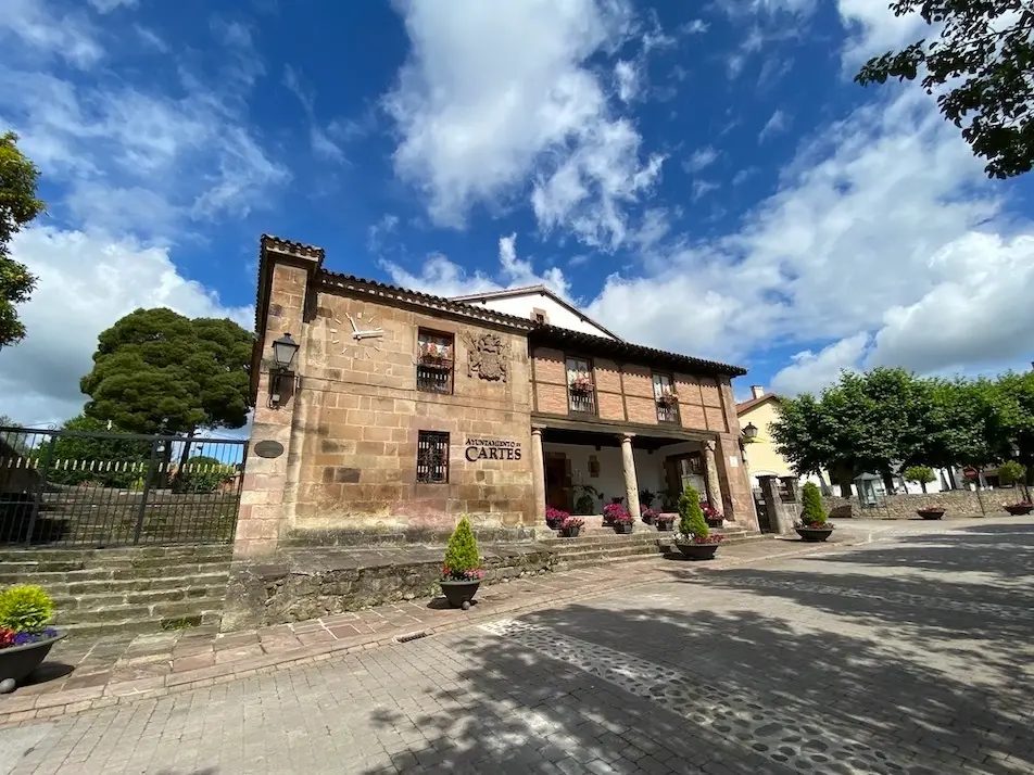 Fachada del Ayuntamiento de Cartes.