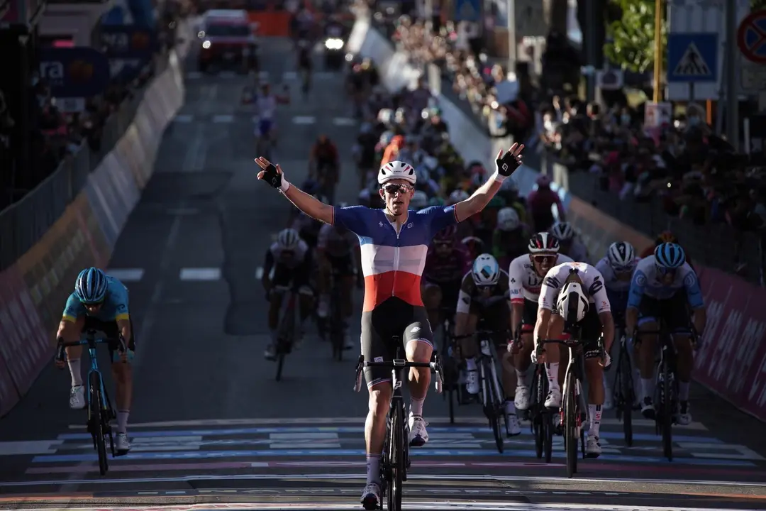 El franc&eacute;s Arnaud Demare logra el triunfo en la sexta etapa del Giro de Italia de 2020