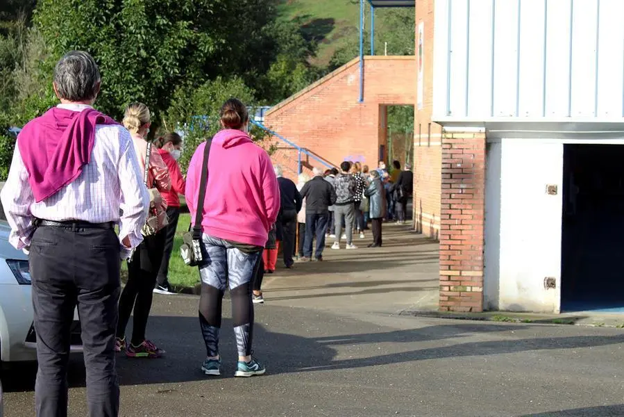 08/10/2020.- Vecinos del pueblo de Villacarriedo esperan para someterse a pruebas PCR en el pabell&oacute;n del polideportivo de Selaya, este jueves en Cantabria. Un d&iacute;a despu&eacute;s de anunciarse un brote de coronavirus relacionado con un bar de Villacarriedo, la respuesta de los vecinos, tanto de ese pueblo como de los de alrededor, ha sido inmediata para someterse a las pruebas PCR con las que se intentar&aacute; conocer la realidad de la evoluci&oacute;n del virus en la zona. EFE/Celia Ag&uuml;ero Pereda