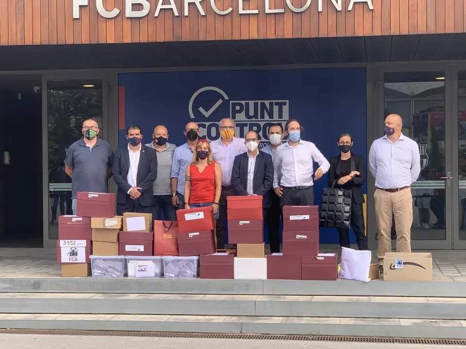 Los promotores de la moci&oacute;n de censura al presidente del FC Barcelona, Josep Maria Bartomeu, y su Junta Directiva, entregan las firmas necesarias para emprender el voto de censura
