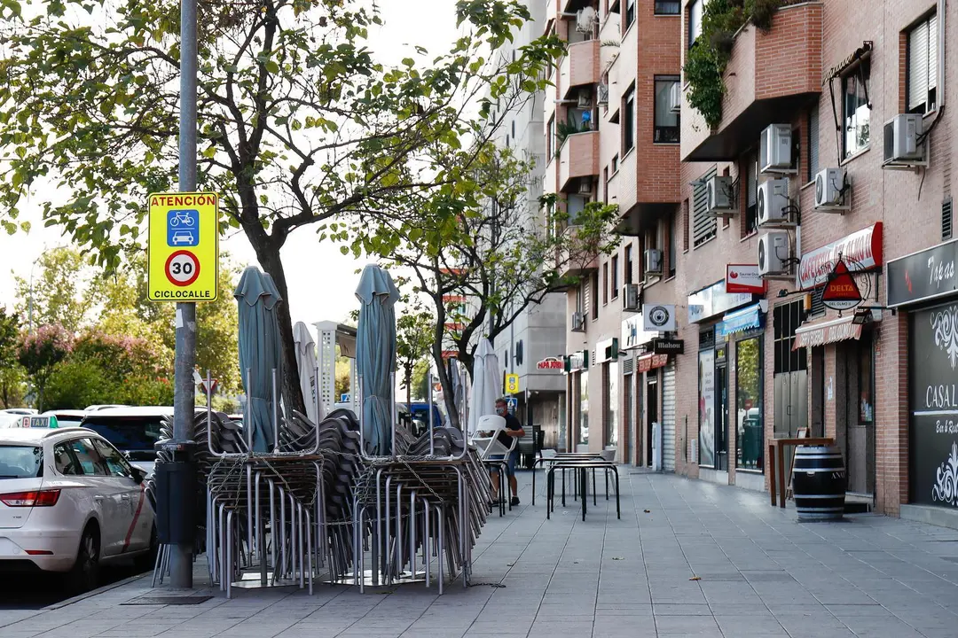 Terraza recogida y cerrada de un bar, en Fuenlabrada, Madrid.