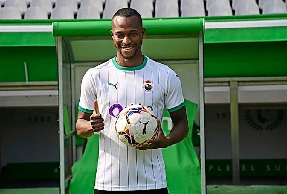 Cedric, posando ayer para los medios gr&aacute;ficos durante su presentaci&oacute;n como nuevo jugador del Racing. / Hardy