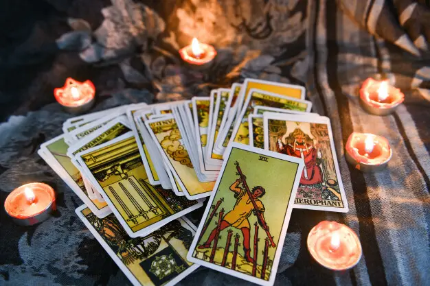 carta-tarot-luz-velas-fondo-oscuridad-astrologia-ocultismo-ilustracion-magica-horoscopos-espirituales-magicos-concepto-adivino-lectura-palm_73523-3890