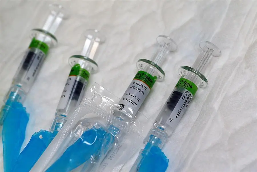 La Conselleria de Sanidad inicia la campa&ntilde;a de vacunaci&oacute;n contra la gripe estacional en la que est&aacute; previsto distribuir un total de 1.256.100 dosis a los grupos considerados de riesgo y que finalizar&aacute; el 31 de enero de 2021.EFE/ Manuel Bruque POOL