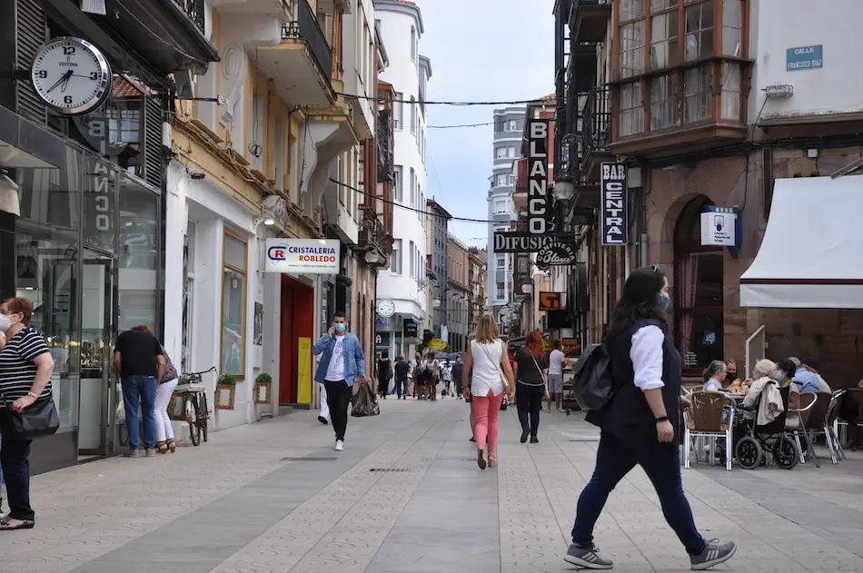Varias personas caminan por la calle Consolaci&oacute;n de Torrelavega. / S. D.